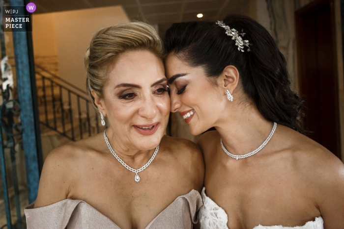 Zdjęcie: <a href="https://www.wpja.com/contests/2019-v10/best-wedding-photographers/2542808"> Ufuk Sarisen - Stambuł </a> Fotografia ślubu panny młodej pożegnającej się z matką, gdy wychodzi z domu i udaje się do Bejrutu, pałacu Sursock.