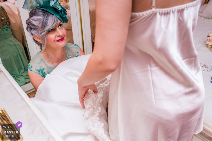 Zdjęcie: <a href="https://www.wpja.com/contests/2019-v10/best-wedding-photographers/2542915"> Pedro Volana - Jaen Jaen </a> Matka panny młodej pomaga założyć suknię, przygotowując się do ślubu w Parroquia de San Juan.