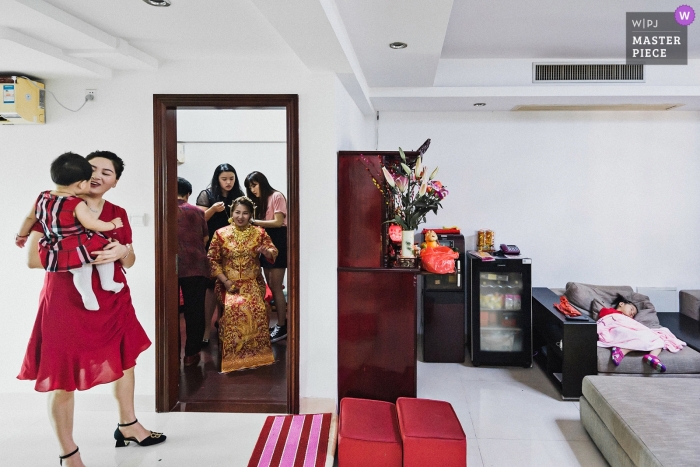 Zdjęcie: <a href="https://www.wpja.com/contests/2019-v10/best-wedding-photographers/2543017"> Qi Xiang - Nanping </a> Domowy salon przygotowuje fotografię z dziećmi.