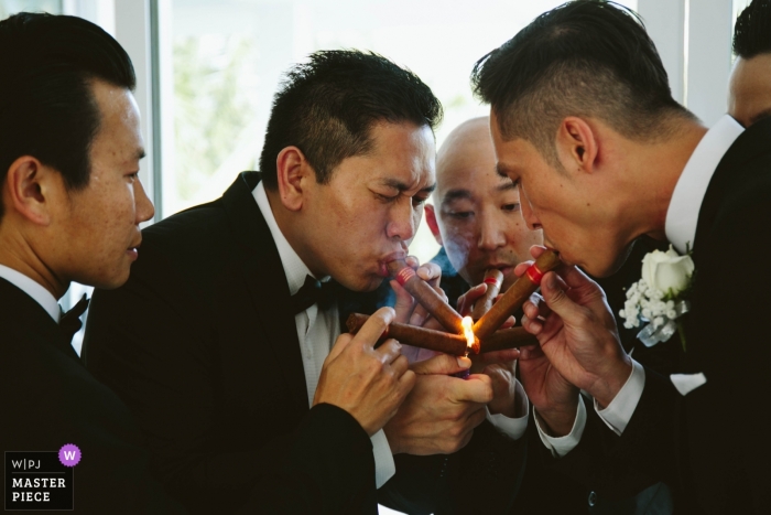 Zdjęcie: <a href="https://www.wpja.com/contests/2019-v10/best-wedding-photographers/2543083"> Trung Dinh - Da Nang Da Nang </a> Zdjęcie ślubne pana młodego i jego drużbów zapalających cygara w Victoria Resort w Hoi An.