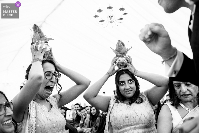 Zdjęcie: <a href="https://www.wpja.com/contests/2019-v10/best-wedding-photographers/2543208"> Jonny Barratt - Stroud Gloucestershire </a> Micklefield Hall, Hertfordshire Wedding Reportage Photography | Indyjska ceremonia ślubna w czerni i bieli