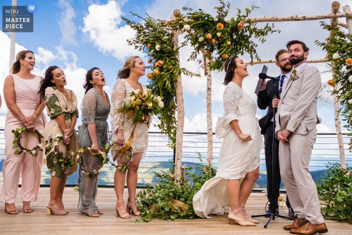Zdjęcie: <a href="https://www.wpja.com/contests/2019-v10/best-wedding-photographers/2543218"> Shaunte Dittmar - Lake Tahoe California </a> Squaw Valley High Camp Fotografia zimnej i wietrznej ceremonii ślubnej