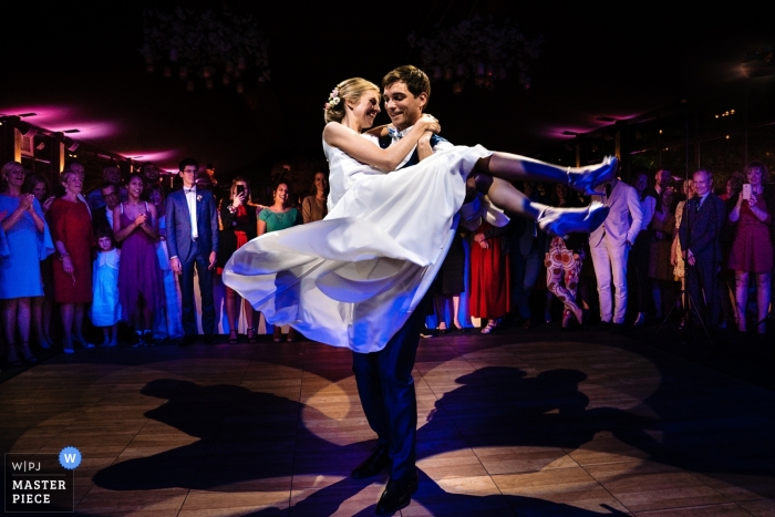 Novia y novio durante el primer baile en su recepción de Kasteel Ter Block.