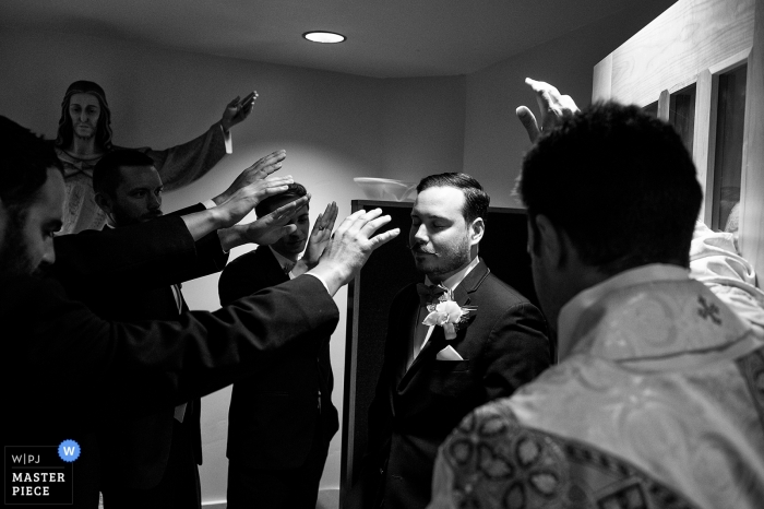 Zdjęcie: <a href="https://www.wpja.com/contests/2019-v10/best-wedding-photographers/2543711"> Matt Theilen - South Lake Tahoe California </a> Our Lady of Snows, Lake Tahoe NV Fotografia ślubna | Przygotujcie błogosławieństwo i modlitwę przed ceremonią