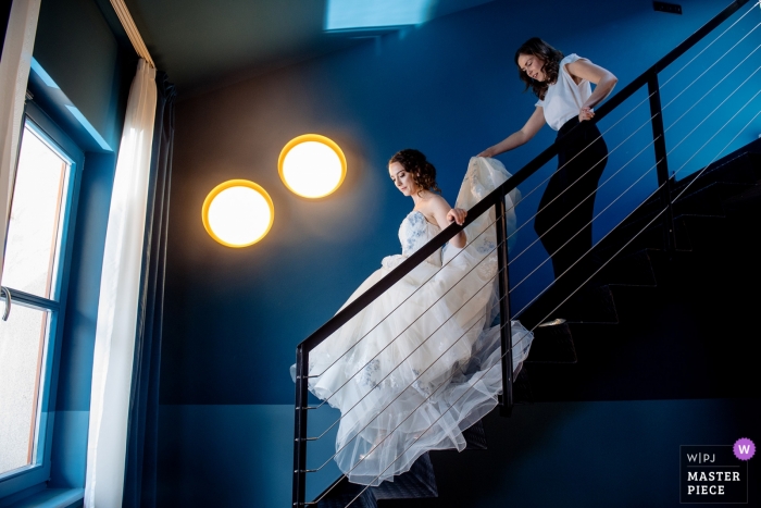 Bodas Budapest- Hungría | Fotografía de la novia bajando las escaleras camino a la ceremonia.