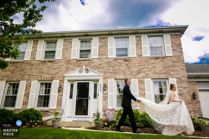 Zdjęcie: <a href="https://www.wpja.com/contests/2019-v10/best-wedding-photographers/2543866"> Milan Lazic - Chicago Illinois </a> Fotografie ślubne Różańcowego Kościoła w Cantigny Park - ojciec pomaga w sukni panny młodej
