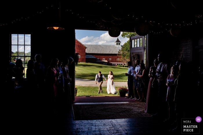 Zdjęcie: <a href="https://www.wpja.com/contests/2019-v10/best-wedding-photographers/2543886"> Jacob Hannah - Lincoln Vermont </a> Fotograf ślubny dla East Burke, VT - Inn at Mountain View Farm | Panna młoda i pan młody zostają ogłoszeni w recepcji