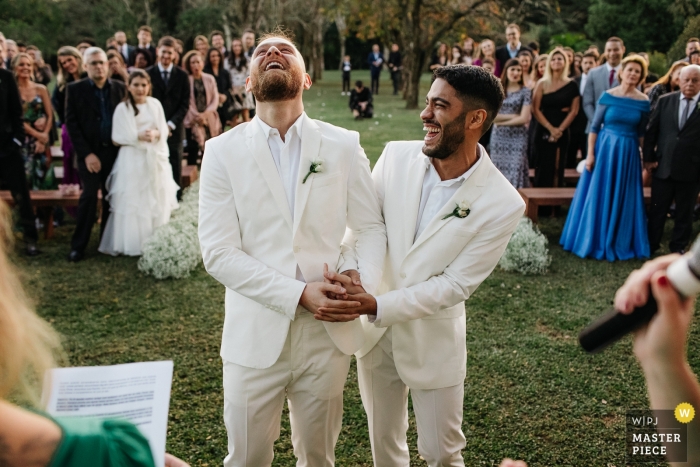 Zdjęcie: <a href="https://www.wpja.com/contests/2019-v10/best-wedding-photographers/2543914"> Renan Radici - Porto Alegre Rio Grande do Sul </a> Alameda da Figueira - Cachoerinha - Brazylia Zdjęcia ślubne z ceremonii plenerowej na trawie.
