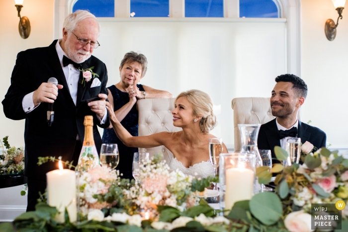 Zdjęcie: <a href="https://www.wpja.com/contests/2019-v10/best-wedding-photographers/2543939"> Ilana Bar-av - Madison Wisconsin </a> Westchester, fotografia ślubna w Nowym Jorku w Whitby Castle | Ojciec panny młodej płacze podczas swojego przemówienia