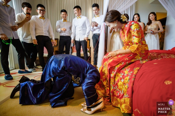Photo by: <a href="https://www.wpja.com/contests/2019-v10/best-wedding-photographers/2543950">Mango Gu - Hangzhou </a> Bali, Indonesia wedding photo of game for the groom with the bride.