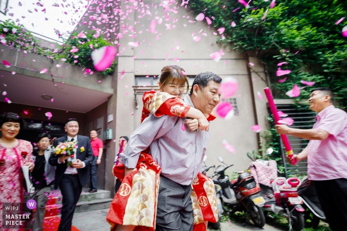 Zdjęcie: <a href="https://www.wpja.com/contests/2019-v10/best-wedding-photographers/2543951"> Mango Gu - Hangzhou </a> Hangzhou Chiny - ceremonia fotografii z faktycznego dnia ślubu panny młodej