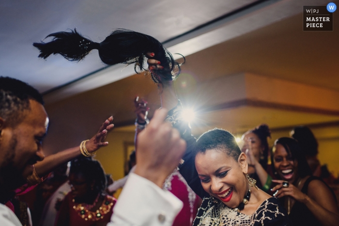 Zdjęcie: <a href="https://www.wpja.com/contests/2019-v11/best-wedding-photographers/2544466"> Ashley Davenport - Castle Dongington Derbyshire </a> Zdjęcie weselne damy na parkiecie zdzierającej perukę i tańczącej tak, jak nikt nie ogląda w Londynie w Anglii.