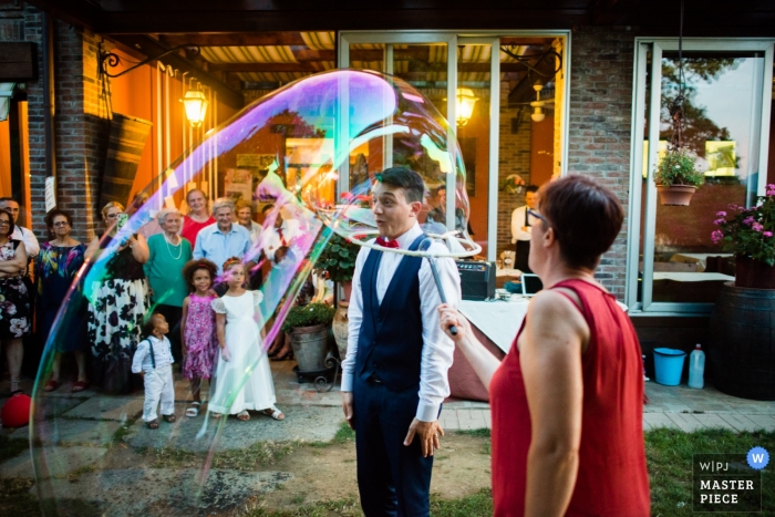 Foto von: Alessandro Di Noia - Gussago Brescia Hochzeitsempfangphotographie Agriturismo il Vecchio Castagno eines Bräutigams innerhalb einer Blase.
