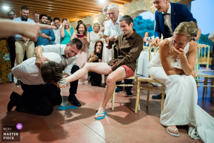 Foto por: <a href="https://www.wpja.com/contests/2019-v11/best-wedding-photographers/2544496"> Alessandro Di Noia - Gussago Brescia </a> Fotografía de la recepción de la boda de un novio con los ojos vendados buscando la liga en el lugar equivocado en una boda de Le Cantorie en Gussago.
