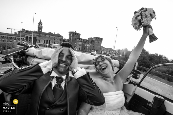 Photo: <a href="https://www.wpja.com/contests/2019-v11/best-wedding-photographers/2544528"> Fabrizio Demasi - Gonzaga Mantova </a> La mariée exprime sa joie et le marié réagit ironiquement à sa manière après leur mariage à Mantoue.
