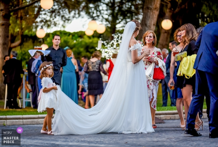 Zdjęcie: <a href="https://www.wpja.com/contests/2019-v11/best-wedding-photographers/2544569"> Eduardo Blanco - Águilas Murcia </a> Fotografia z recepcji w hotelu Amaltea - Lorca - Zdjęcie dziewczyny pomagającej pannie młodej w sukni