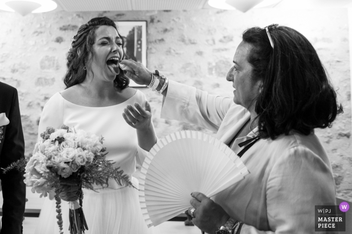 Photo by: <a href="https://www.wpja.com/contests/2019-v11/best-wedding-photographers/2544689">Valerie Teppe - Limoges </a> The bride is fighting against the extreme heat during her Figeac wedding.