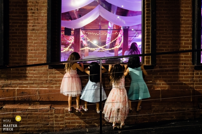 Photo: <a href="https://www.wpja.com/contests/2019-v11/best-wedding-photographers/2544717"> Wenjie Han - Ville de Long Island à New York </a> Photo de mariage de Dumbo Loft de petites filles furtivement dans la salle de réception.