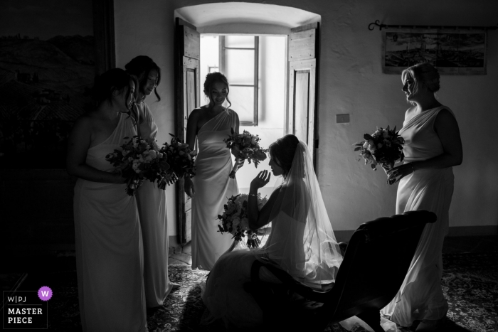 Foto de la boda de Castello di Meleto de la novia y sus damas de honor que esperan la ceremonia.