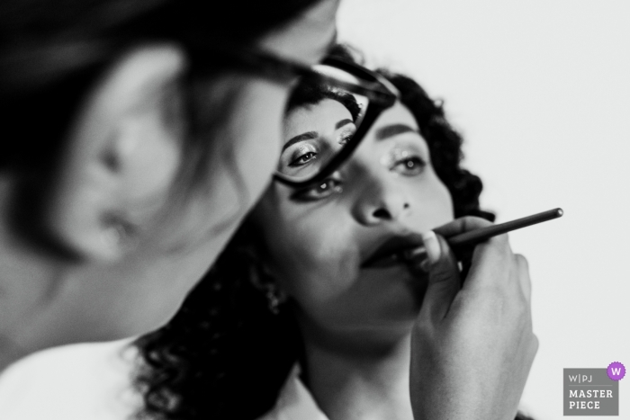 Photo: <a href="https://www.wpja.com/contests/2019-v11/best-wedding-photographers/2545099"> Aline Prado - Macaé Rio de Janeiro </a> Photographie de mariage de Rio de Janeiro d'une mariée ayant son maquillage appliqué.