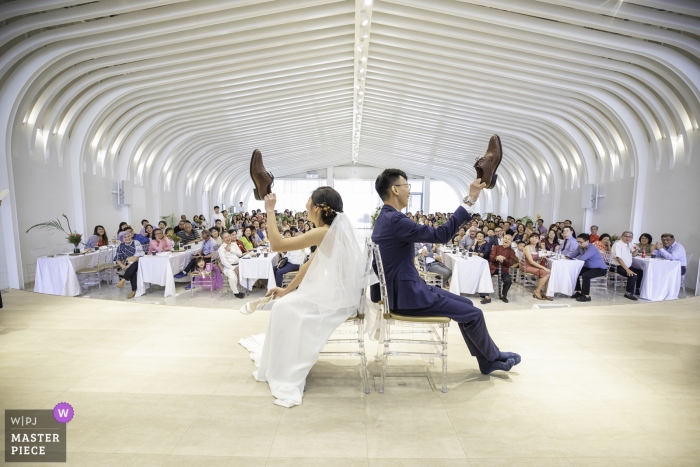 Zdjęcie: <a href="https://www.wpja.com/contests/2019-v11/best-wedding-photographers/2545158"> Joey Yu - Singapur </a> kościół fotografii imaginarium przedstawiający pannę młodą w trakcie gry