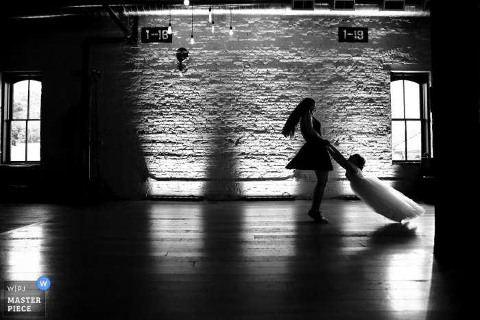 Zdjęcie: <a href="https://www.wpja.com/contests/2019-v11/best-wedding-photographers/2545212"> Ruthie Hauge - McFarland Wisconsin </a> Fotoreporter ślubny The Lagaret, Stoughton, WI. - Gość obraca dziewczynę wokół parkietu przed pierwszym tańcem pary młodej.