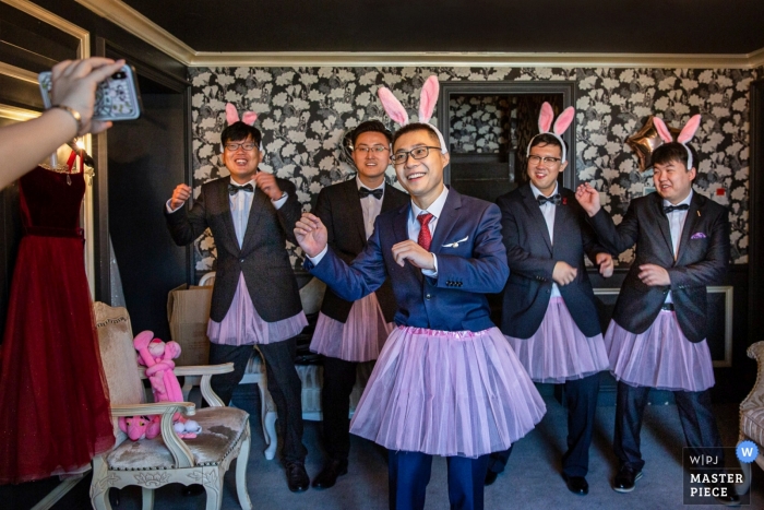 Zdjęcie: <a href="https://www.wpja.com/contests/2019-v11/best-wedding-photographers/2545232"> Peng Zhang - Pekin </a> Chiny zdjęcia ślubne drużb podczas występów panny młodej.