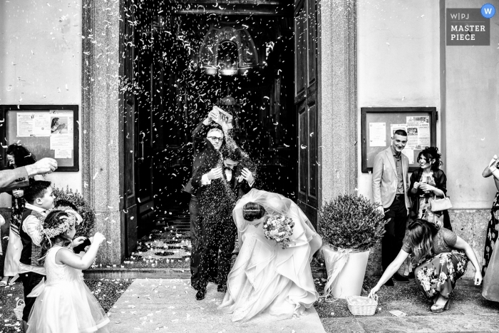 Foto por: <a href="https://www.wpja.com/contests/2019-v11/best-wedding-photographers/2545323"> Michela Bocciarelli - Milano Milano </a> Fotografia de casamento na cerimônia da igreja em S. Fedele, Calusco d'Adda, Itália - noiva prestando atenção nos ombros