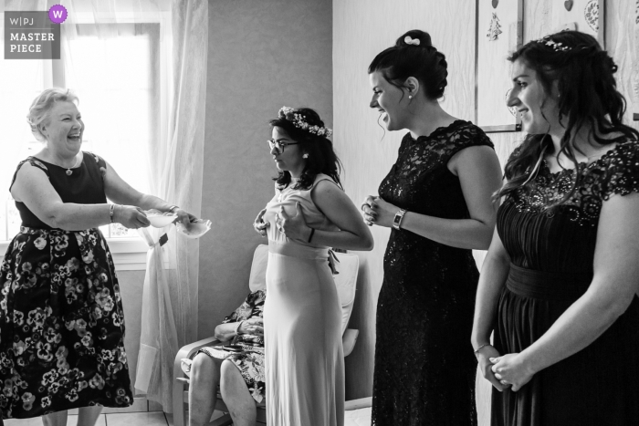 Zdjęcie: <a href="https://www.wpja.com/contests/2019-v11/best-wedding-photographers/2545679"> Lucille Gaumard - Metz </a> Zdjęcia ślubne w Moselle matki panny młodej i druhen dyskutują o lepkich stanikach