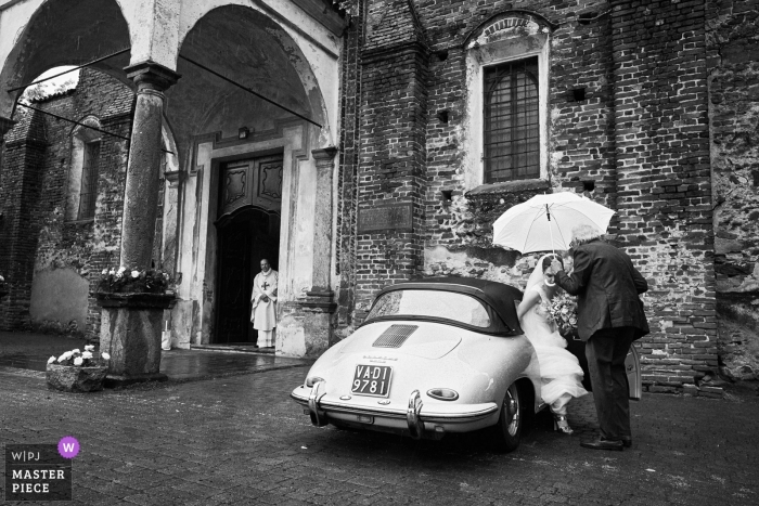 Photo by: <a href="https://www.wpja.com/contests/2019-v11/best-wedding-photographers/2545695">Andrea Bagnasco - Varazze Savona</a> Wedding Photography from Tenuta Castello - Golf Club Cerrione, Italy bride arriving to church under the rain
