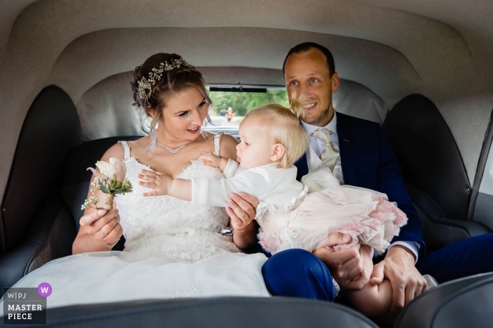 Foto von: <a href="https://www.wpja.com/contests/2019-v11/best-wedding-photographers/2545795"> Freek Nagtzaam - 's-Hertogenbosch Noord Brabant </a> Noord Brabant Dorst Hochzeitsfotos von Braut, Bräutigam und Baby im Auto