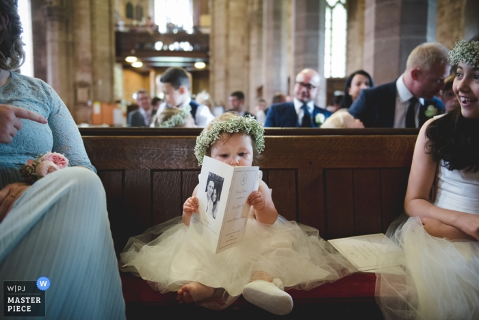 Foto door: <a href="https://www.wpja.com/contests/2019-v11/best-wedding-fotografen/2546007"> Nick Brightman - Wolverhampton West Midlands </a> Brewood Wedding Photos van een vroege lezer bij de kerkelijke ceremonie