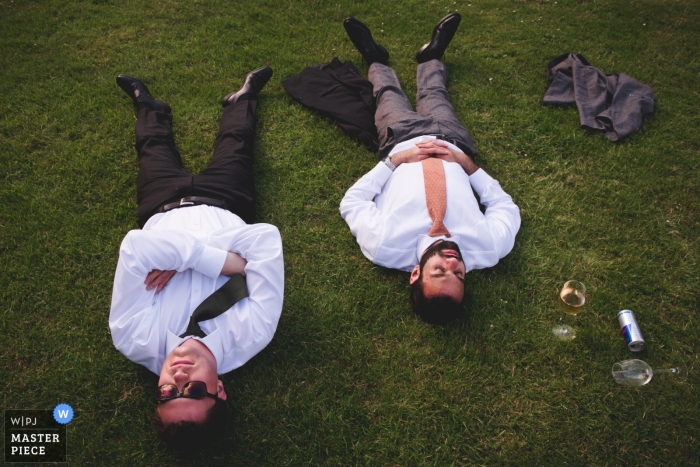Foto von: <a href="https://www.wpja.com/contests/2019-v11/best-wedding-photographers/2546010"> Nick Brightman - Wolverhampton West Midlands </a> Avoncroft Museum Wedding Venue Fotos von ausgelöschten Gästen auf der Wiese