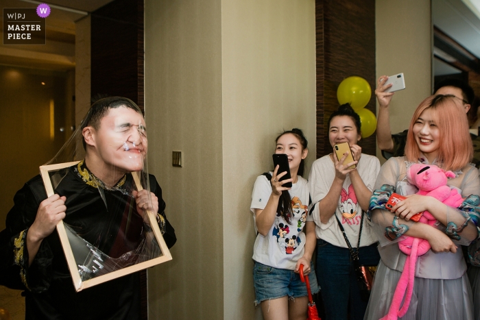 Zdjęcie: <a href="https://www.wpja.com/contests/2019-v11/best-wedding-photographers/2546038"> Zhongkun Zhang - Sanming </a> Fotografia pokoju w hotelu Fujian w dniu ślubu - Groomsman Game