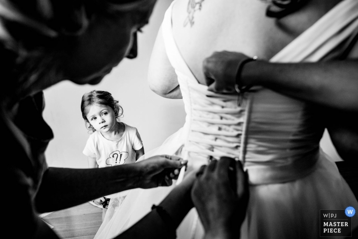 Photo by: <a href="https://www.wpja.com/contests/2019-v11/best-wedding-photographers/2546048">Natalja van Ommeren - Zwartewaal Zuid Holland</a> Netherlands - Spijkenisse - Clients home wedding day photography - Daughter looks how mom gets on her dress