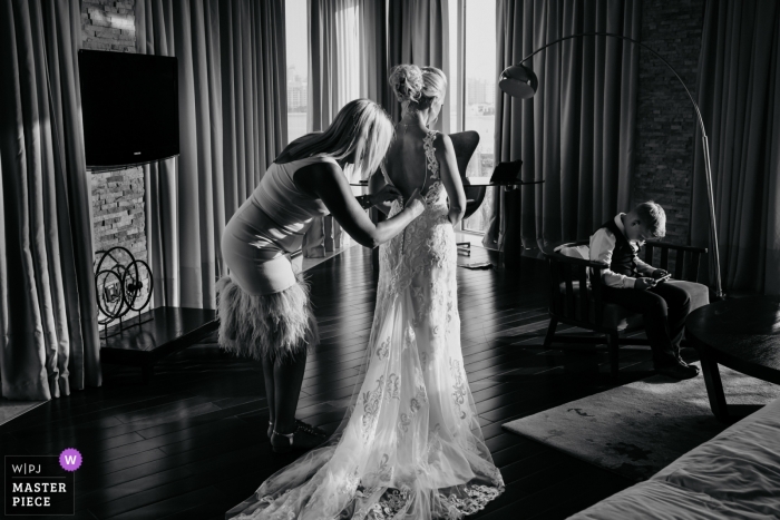 Fotografía del día de la boda en el Rixos Hotel The Palm Dubai | Un momento tranquilo preparándose con la familia.