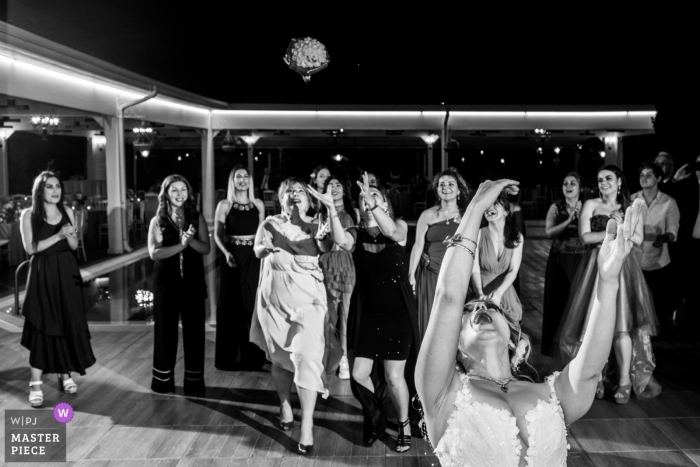 Foto: <a href="https://www.wpja.com/contests/2019-v11/best-wedding-photographers/2546055"> Orçun Yalçın - Ankara Ankara </a> İncek Garden Wedding Fotojournalist | Brautjungfern versuchen, den Blumenstrauß zu fangen