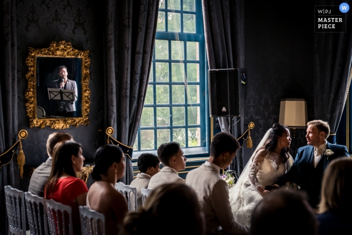 Un buen amigo de la pareja está cantando durante la ceremonia. Fotos de la boda Durante la ceremonia en Slot Zeist, Zeist. El | Un buen amigo de la pareja está cantando durante la ceremonia.