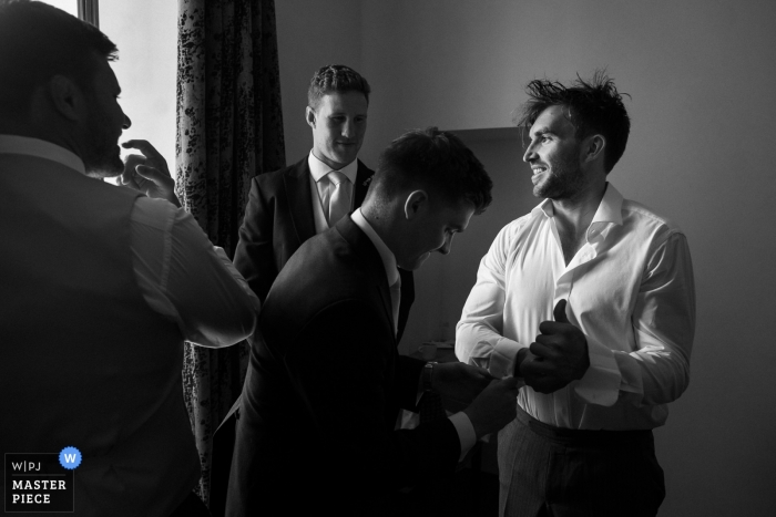 Zdjęcie: <a href="https://www.wpja.com/contests/2019-v11/best-wedding-photographers/2546106"> Sylvain Bouzat - Lyon </a> Abbaye de Talloires, Annecy Francja Fotoreportaże ślubne | Pan młody i przyjaciele przygotowują się