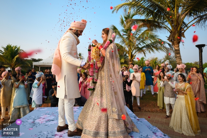 Holiday Inn, Goa, Indien Hochzeitsfeier Fotograf | Während des Girlandenwechsels bei einer indischen Hochzeit.