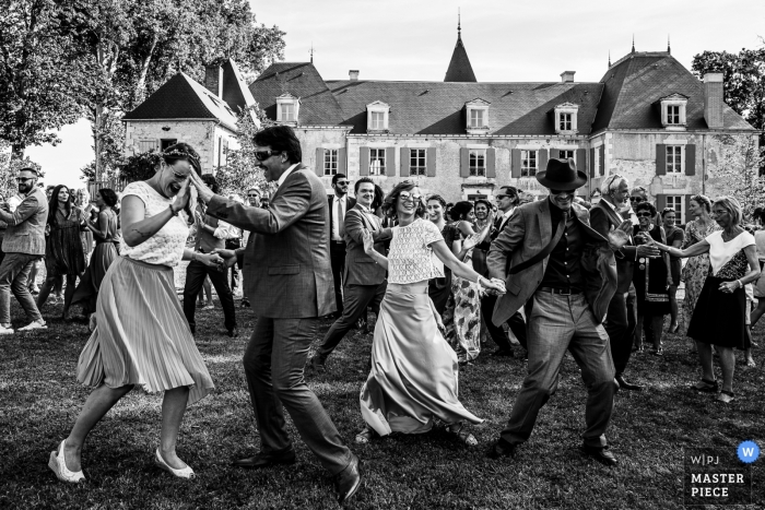 Zdjęcie: <a href="https://www.wpja.com/contests/2019-v11/best-wedding-photographers/2546289"> Henri Deroche - Orléans </a> Miejsce przyjęcia Fotografia Flashowych przyjaciół na przyjęciu weselnym na zewnątrz