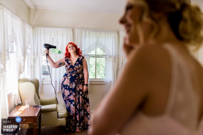 Foto por: <a href="https://www.wpja.com/contests/2019-v11/best-wedding-photographers/2546451"> Lauren Lindley - South Lake Tahoe Califórnia </a> Santa Cruz, CA Casamento O fotojornalismo de uma noiva e sua festa nupcial se prepara para o casamento na montanha em Santa Cruz.