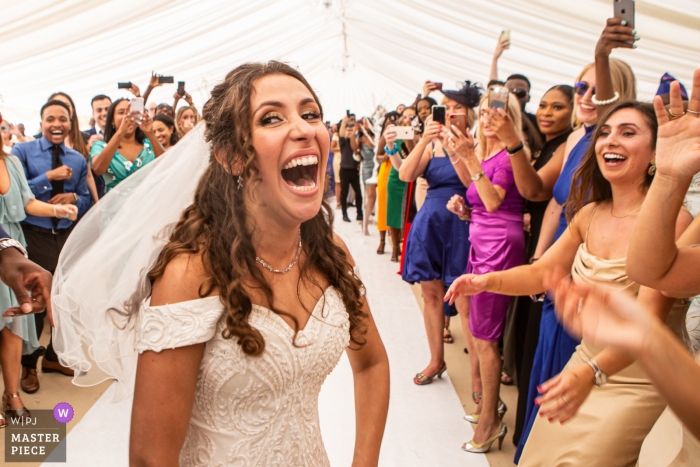 Zdjęcie: <a href="https://www.wpja.com/contests/2019-v11/best-wedding-photographers/2546506"> Obi Nwokedi - Londyn Londyn </a> Kościół St. Margret's, Chipstead, Wielka Brytania Fotografia tańczącej panny młodej