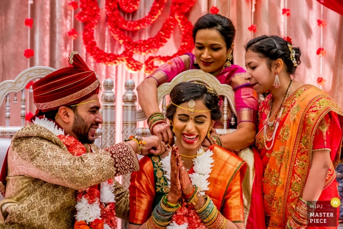 Zdjęcie: <a href="https://www.wpja.com/contests/2019-v11/best-wedding-photographers/2546549"> Ray Iavasile - Birmingham Michigan </a> Novi Sheraton Hotel, Novi, MI Fotograf - prezent ślubny dla panny młodej podczas hinduskiej ceremonii ślubnej.