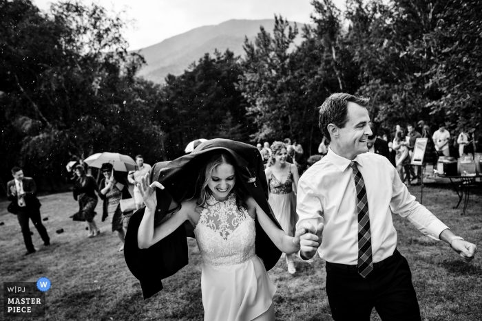 Foto: <a href="https://www.wpja.com/contests/2019-v11/best-wedding-photographers/2546595"> Jacob Hannah - Lincoln Vermont </a> Das Brautpaar unterbricht die Zeremonie, als es im The Hungry Trout Resort in Wilmington zu regnen beginnt New York Hochzeitsfotografie