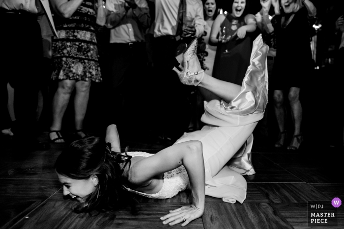 Zdjęcie: <a href="https://www.wpja.com/contests/2019-v11/best-wedding-photographers/2546598"> Jacob Hannah - Lincoln Vermont </a> Ceremonia / recepcja Lokalizacja: The Hungry Trout Resort w Wilmington, Nowy Jork - Zdjęcia panny młodej robią robaka na parkiecie!