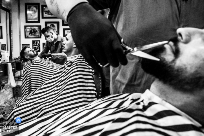 Zdjęcie: <a href="https://www.wpja.com/contests/2019-v11/best-wedding-photographers/2546607"> Vinicius Fadul - Campinas São Paulo </a> São Paulo Groom w sklepie fryzjerskim przed ceremonią ślubną - fotograf ślubny z Brazylii