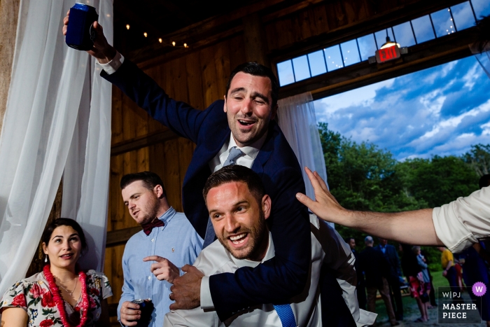 Kitz Farm nello Strafford, nel New Hampshire, le foto del matrimonio dello sposo danno inizio alla festa con il suo uomo migliore