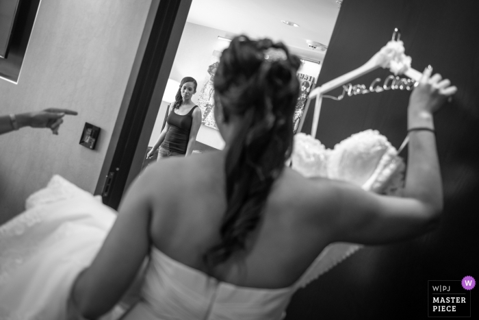 Photo: <a href="https://www.wpja.com/contests/2019-v11/best-wedding-photographers/2546639"> Kenneth Clapp - Baltimore Maryland </a> Photographie de jour du mariage à Baltimore - Se préparer à l'hôtel - Robe de demoiselle d'honneur s'habillant pour mariée
