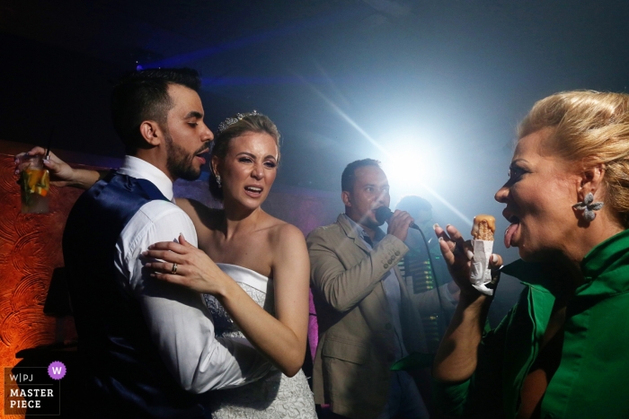 Zdjęcie: <a href="https://www.wpja.com/contests/2019-v11/best-wedding-photographers/2546647"> Claudia Amorim - Goiânia Goias </a> Bella Eventos Wedding Photographer - Narzeczeni tańczą na przyjęciu.